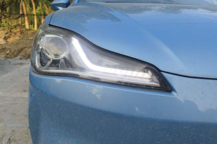 Used NETA V 2021 Standard Range Entertainment Version – Upgraded Model Right Front Headlight