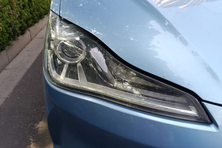 Used NETA V 2021 Long-Range Entertainment Edition Upgrade Model Right Front Headlight