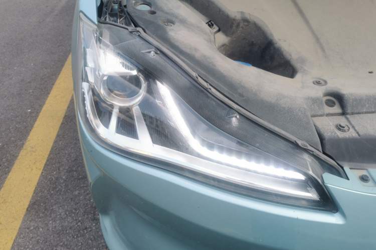 Used NETA V 2021 Long-Range Entertainment Edition Right Front Headlight