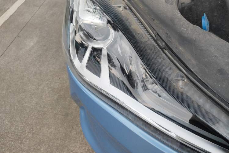 Used NETA V 2021 Long-Range Entertainment Edition Upgrade Model Right Front Headlight