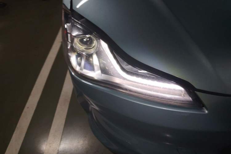 Used NETA V 2021 Standard Range Entertainment Version – Upgraded Model Right Front Headlight