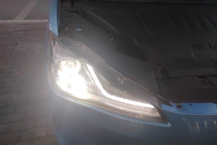 Used NETA V 2021 Long-Range Entertainment Edition Upgrade Model Right Front Headlight