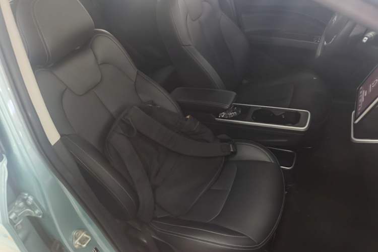Used NETA V 2021 Standard Range Entertainment Version – Upgraded Model Right Front Seat