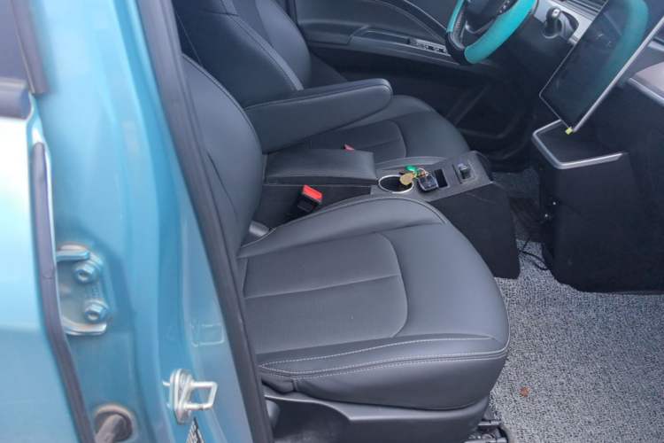 Used NETA V 2021 Long-Range Entertainment Edition Upgrade Model Right Front Seat