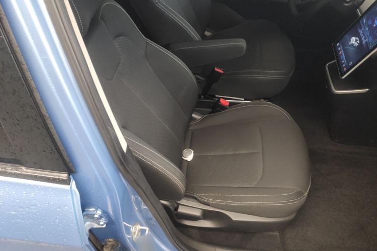 Used NETA V 2021 Standard Range Entertainment Version – Upgraded Model Right Front Seat