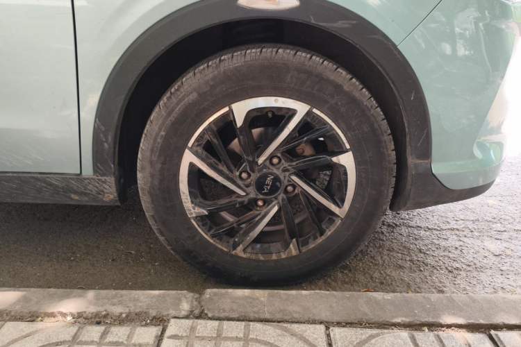 Used NETA V 2021 Long-Range Entertainment Edition Right Front Wheel Hub