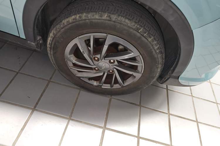 Used NETA V 2021 Standard Range Entertainment Version – Upgraded Model Right Front Wheel Hub