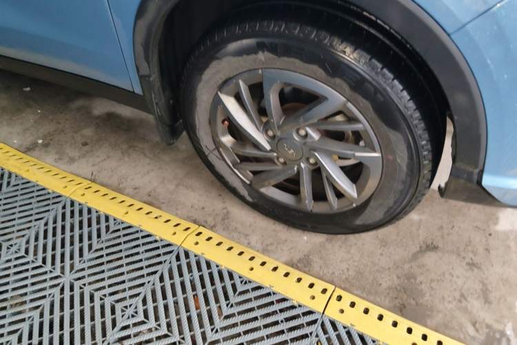 Used NETA V 2021 Standard Range Entertainment Version – Upgraded Model Right Front Wheel Hub