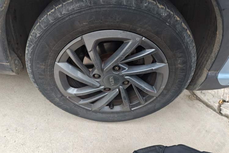 Used NETA V 2021 Standard Range Entertainment Version – Upgraded Model Right Front Wheel Hub