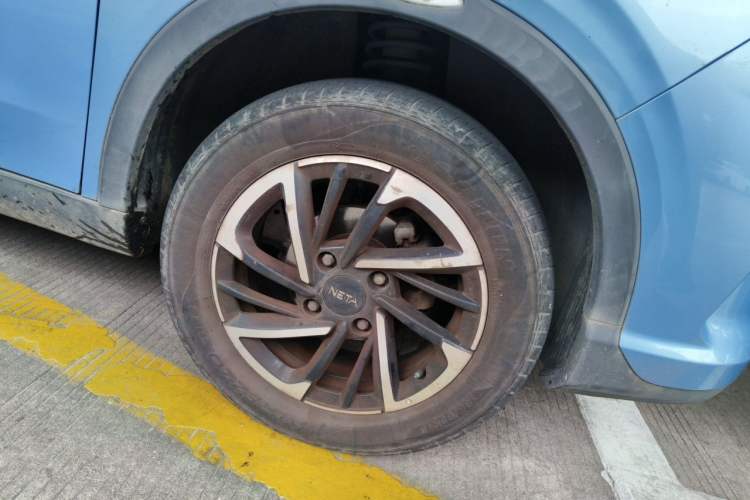 Used NETA V 2021 Long-Range Entertainment Edition Upgrade Model Right Front Wheel Hub