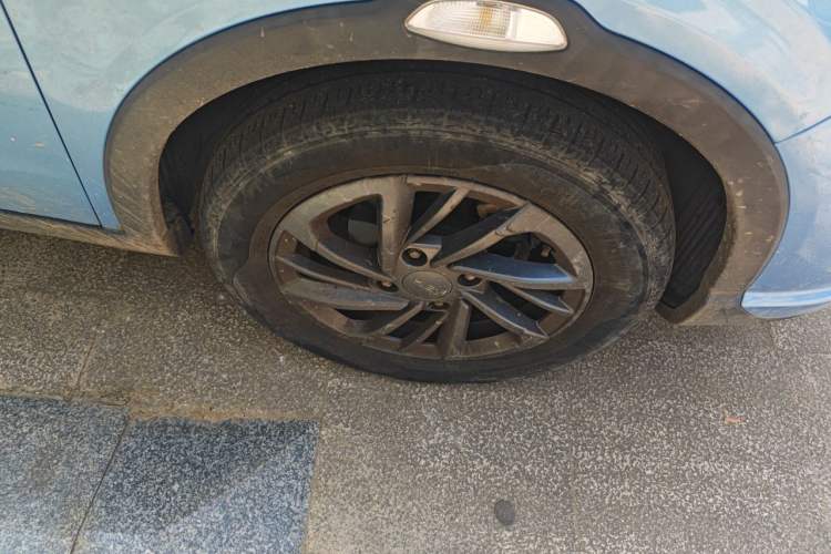 Used NETA V 2021 Standard Range Entertainment Edition Right Front Wheel Hub