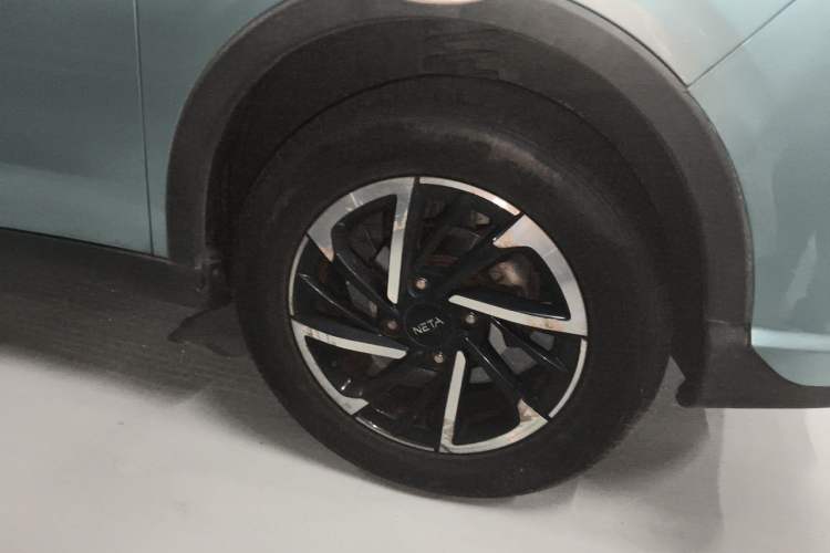 Used NETA V 2021 Long-Range Entertainment Edition Upgrade Model Right Front Wheel Hub