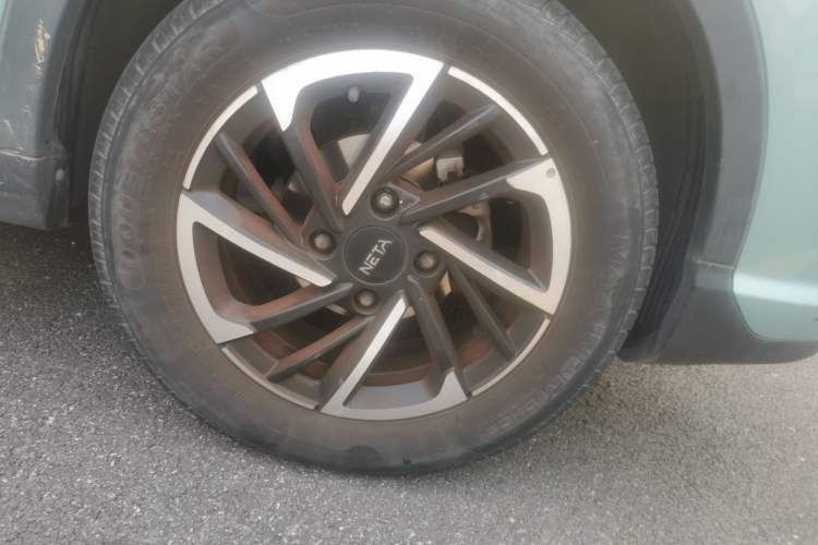 Used NETA V 2021 Long-Range Entertainment Edition Right Front Wheel Hub