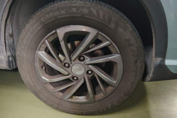 Used NETA V 2021 Standard Range Entertainment Version – Upgraded Model Right Front Wheel Hub
