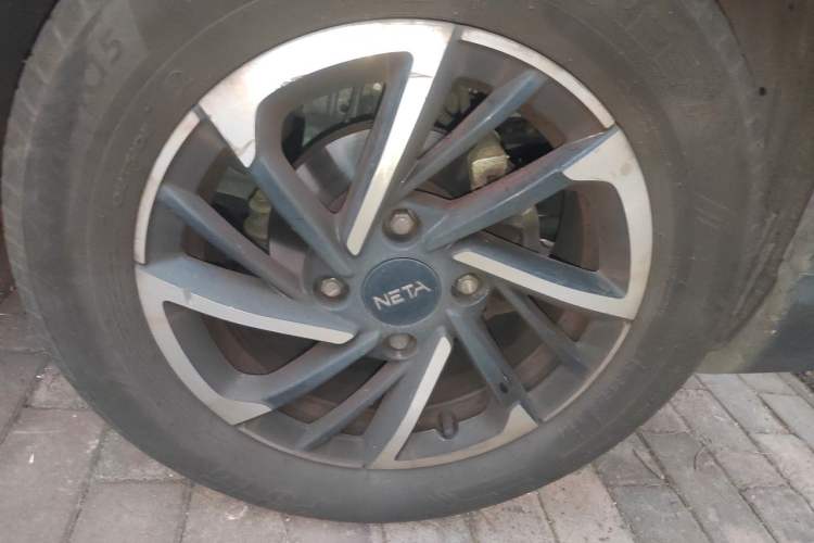 Used NETA V 2021 Long-Range Entertainment Edition Upgrade Model Right Front Wheel Hub