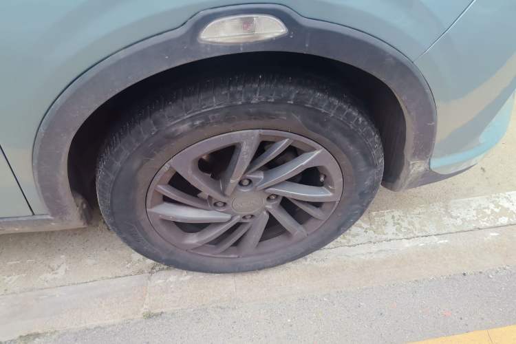 Used NETA V 2021 Standard Range Entertainment Edition Right Front Wheel Hub