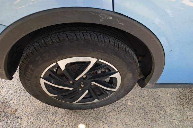 Used NETA V 2021 Long-Range Entertainment Edition Upgrade Model Right Rear Wheel Hub