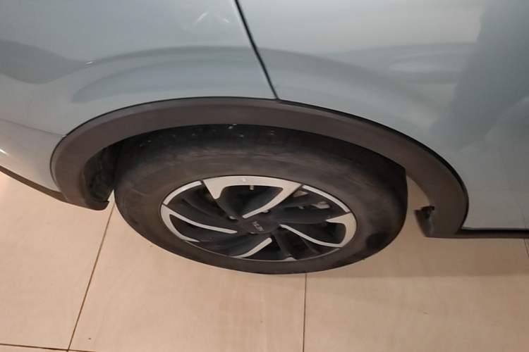 Used NETA V 2021 Long-Range Entertainment Edition Upgrade Model Right Rear Wheel Hub