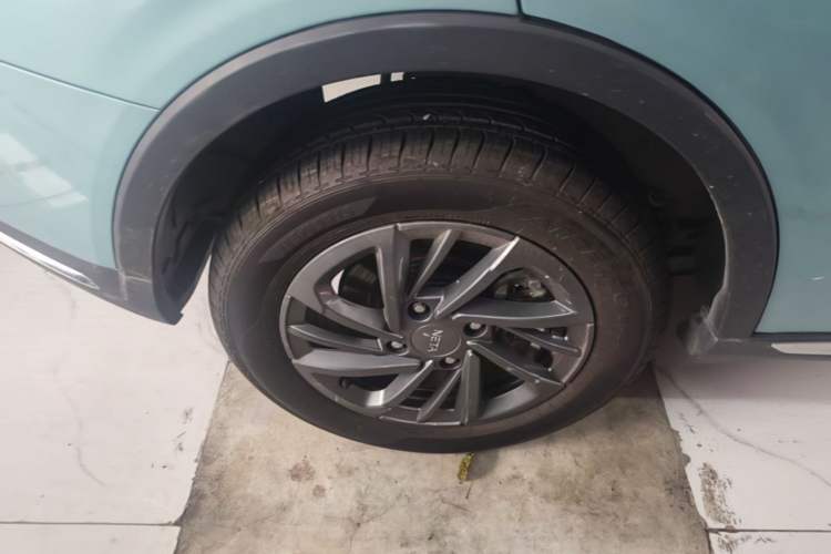 Used NETA V 2021 Standard Range Entertainment Version – Upgraded Model Right Rear Wheel Hub