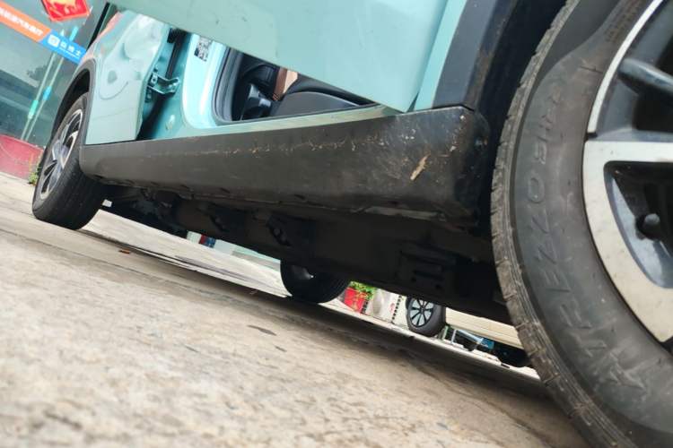 Used NETA V 2021 Long-Range Entertainment Edition Upgrade Model Right Side Sill