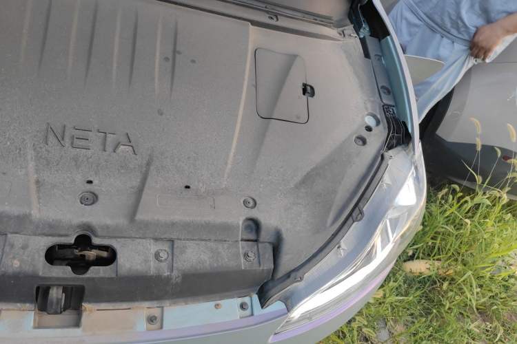 Used NETA V 2021 Long-Range Entertainment Edition Upgrade Model Engine Bay Left