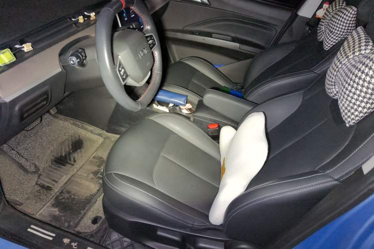 Used NETA V 2021 Long-Range Entertainment Edition Upgrade Model Left Front Seat