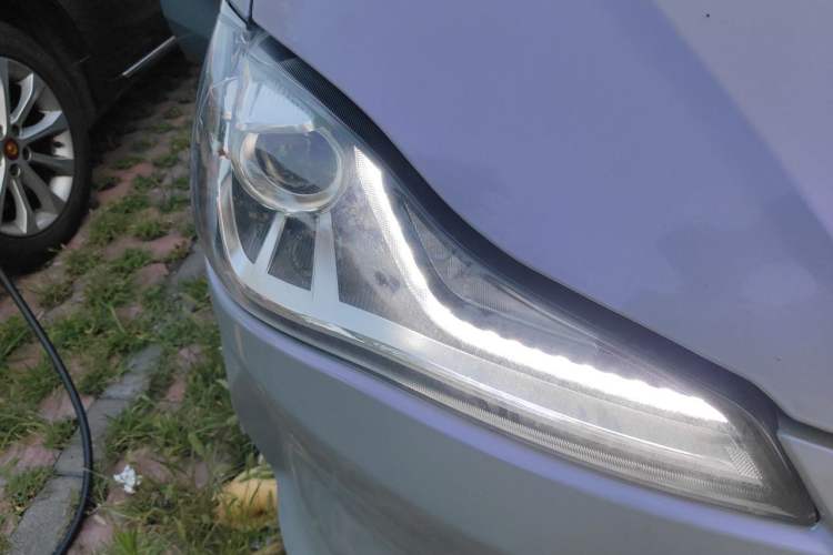 Used NETA V 2021 Long-Range Entertainment Edition Upgrade Model Right Front Headlight