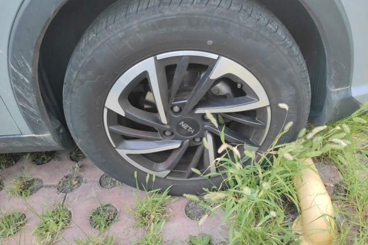 Used NETA V 2021 Long-Range Entertainment Edition Upgrade Model Right Front Wheel Hub