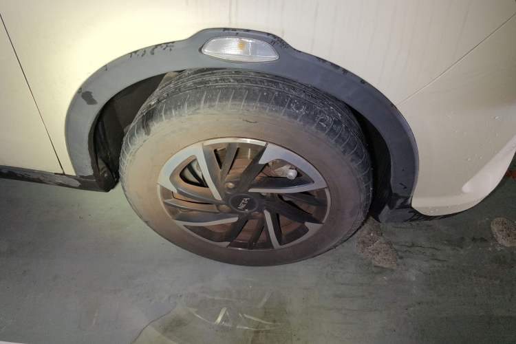 Used NETA V 2021 Long-Range Entertainment Edition Upgrade Model Right Front Wheel Hub
