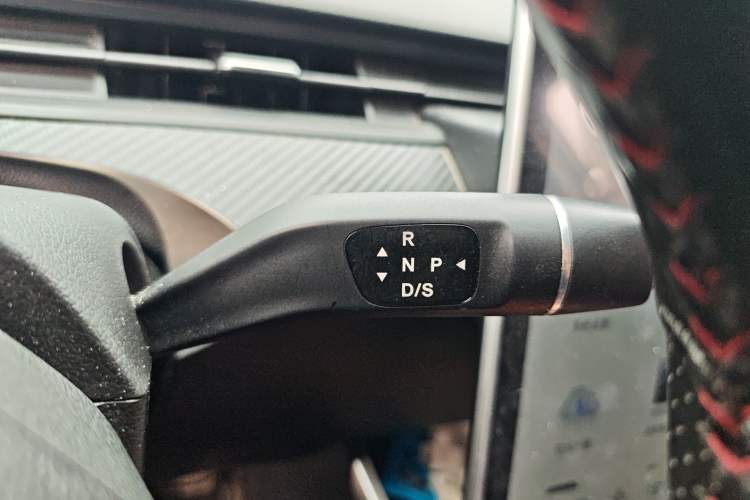 Used NETA V 2021 Standard Range Entertainment Version – Upgraded Model Gear Lever