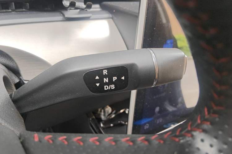 Used NETA V 2021 Standard Range Entertainment Version – Upgraded Model Gear Lever