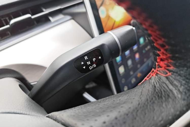 Used NETA V 2021 Long-Range Entertainment Edition Upgrade Model Gear Lever