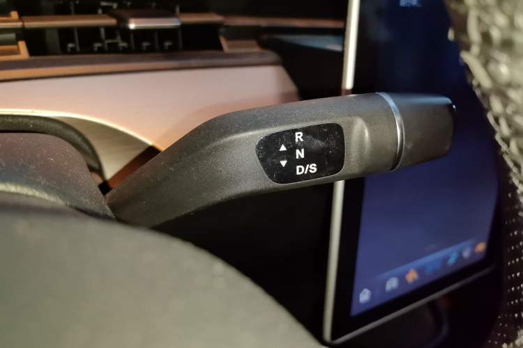 Used NETA V 2021 Standard Range Entertainment Edition Gear Lever