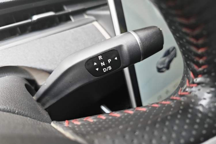 Used NETA V 2021 Standard Range Entertainment Version – Upgraded Model Gear Lever