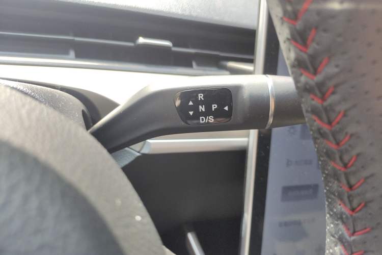 Used NETA V 2021 Standard Range Entertainment Version – Upgraded Model Gear Lever