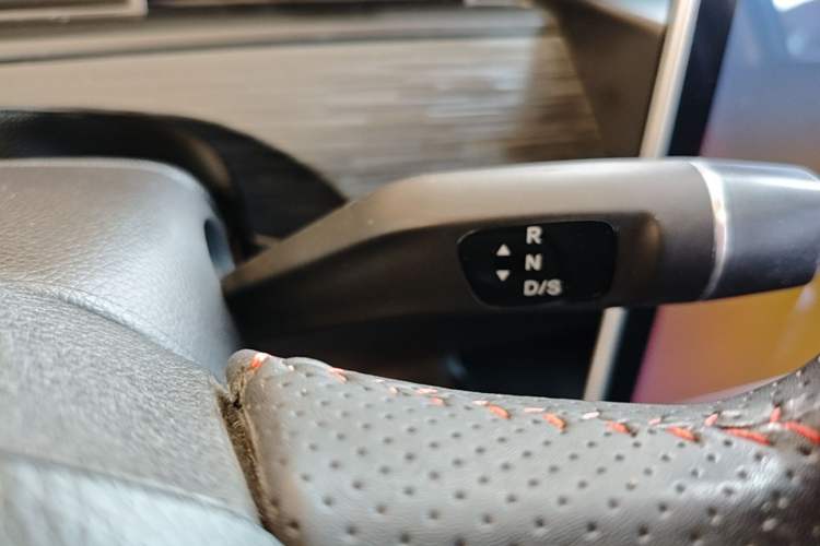 Used NETA V 2021 Long-Range Entertainment Edition Gear Lever