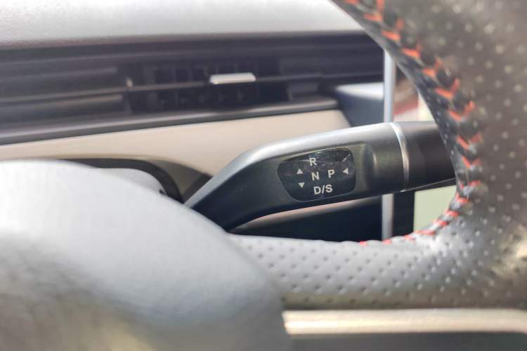 Used NETA V 2021 Standard Range Entertainment Version – Upgraded Model Gear Lever
