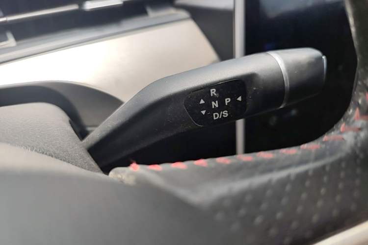 Used NETA V 2021 Standard Range Entertainment Version – Upgraded Model Gear Lever