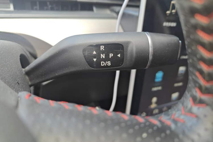 Used NETA V 2021 Standard Range Entertainment Version – Upgraded Model Gear Lever