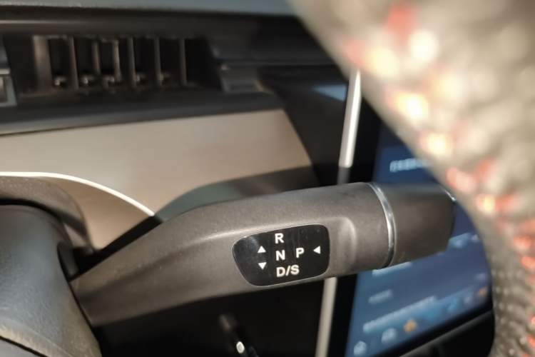 Used NETA V 2021 Long-Range Entertainment Edition Gear Lever