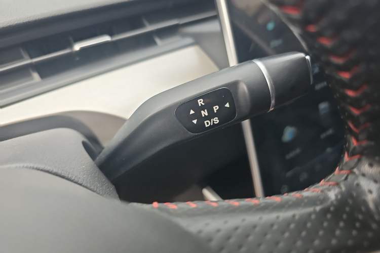 Used NETA V 2021 Long-Range Entertainment Edition Upgrade Model Gear Lever