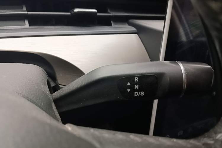 Used NETA V 2021 Long-Range Entertainment Edition Gear Lever