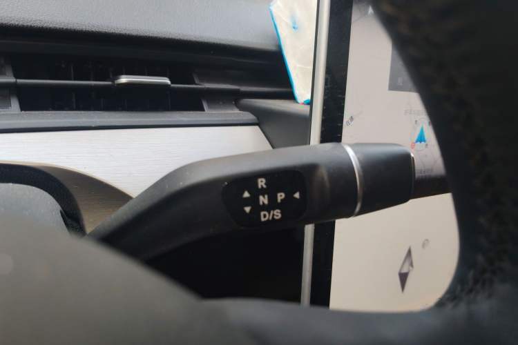 Used NETA V 2021 Standard Range Entertainment Version – Upgraded Model Gear Lever