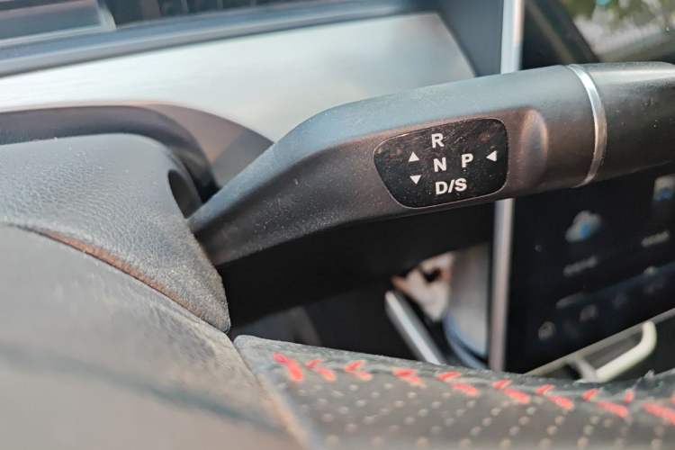Used NETA V 2021 Standard Range Entertainment Version – Upgraded Model Gear Lever