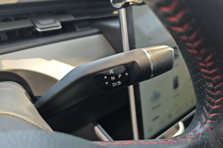 Used NETA V 2021 Long-Range Entertainment Edition Upgrade Model Gear Lever