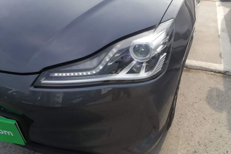 Used NETA V 2021 Long-Range Entertainment Edition Upgrade Model Left Front Headlight