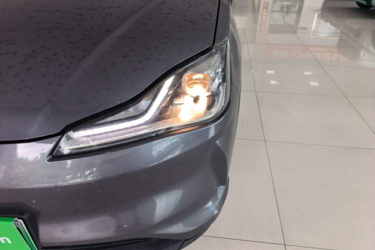 Used NETA V 2021 Long-Range Entertainment Edition Upgrade Model Left Front Headlight
