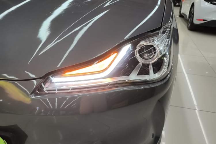 Used NETA V 2021 Long-Range Entertainment Edition Upgrade Model Left Front Headlight