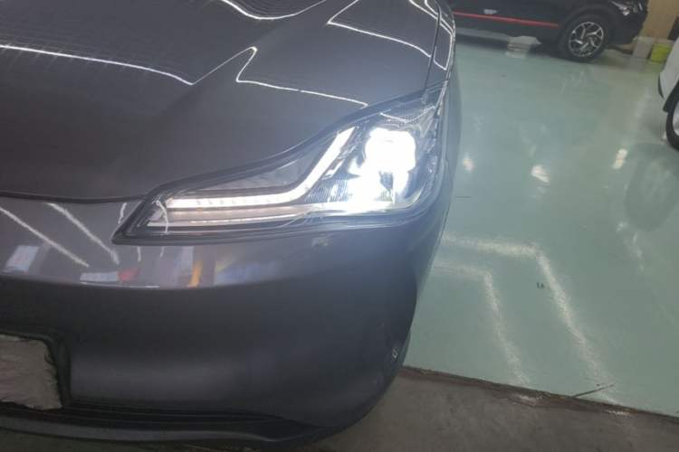 Used NETA V 2021 Long-Range Entertainment Edition Upgrade Model Left Front Headlight