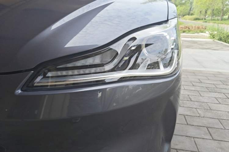 Used NETA V 2021 Standard Range Entertainment Version – Upgraded Model Left Front Headlight